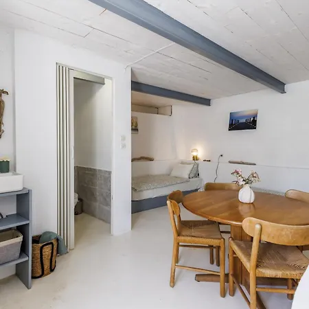 Cliffside Castro Town House スコペロス